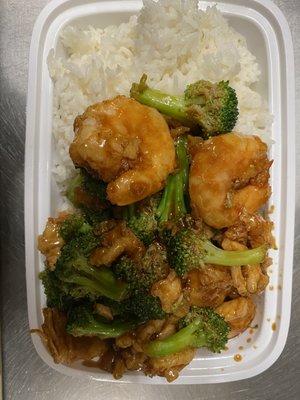 Shrimp with broccoli and white rice platter