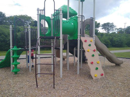 Playground between Niawanda and Isleview park