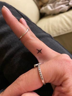 finger tattoo