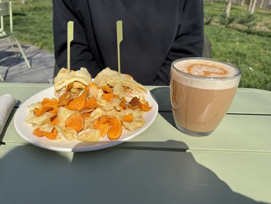 Tandoori naan chicken sandwich with chips and chai tea