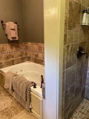 Foothills Suite bath with separate shower and tub