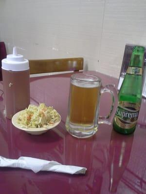 Curtido, salsa y la Cervesa.