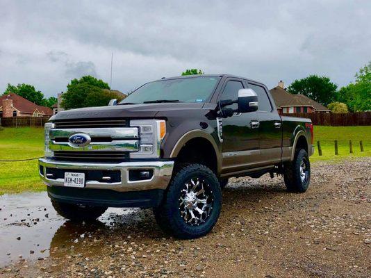 2017 F-250 with a Fabtech 4" 4 Link Lift Kit with King Coilovers, King Shocks, Fuel 20x10 Wheels wrapped in 35" Toyo RT tires.