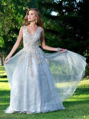 Delicate Flowers compose this beautiful beautiful prom dress