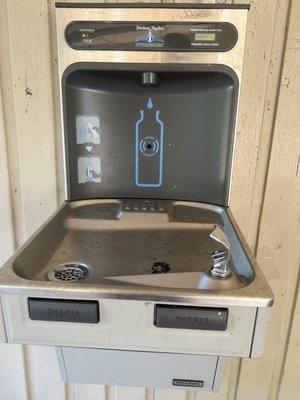 This park has a working water fountain and a filtered HydroBoost to fill your water bottle !!