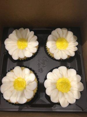 GF lemon cupcakes with daisy design