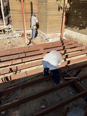 Building of an outdoor kitchen with a pergola and deck