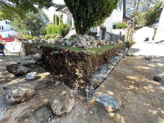 Stone retaining wall