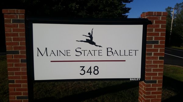 Road sign as you enter the driveway to the studio