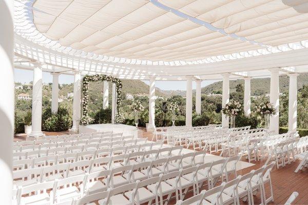 Ceremony florals by Falynn