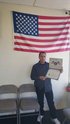 Sr. L. Osorio, mostranto orgullosamente su certificado de ciudadania. Si Se Puedo!!! :)