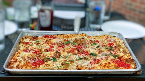 Red Pizza (Basil / Tomatoes / Sausage)