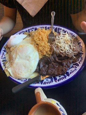 Chilaquiles con carne huevo frijoles y arroz