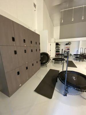 Lockers right in the gym area to make you feel safe with your belongings