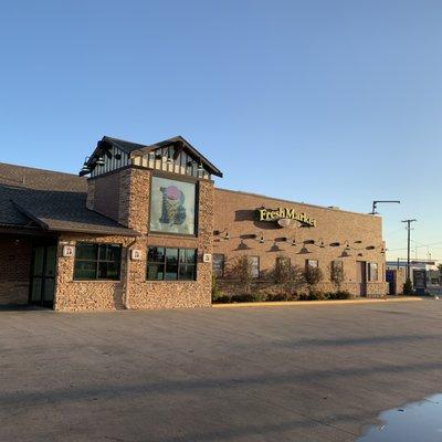 Front view of Braum's Restaurant with Fresh Market signage.