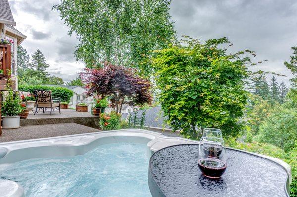 Listing with hot tub and a view!