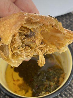 Empanada de pollo con salsa de chimichurri