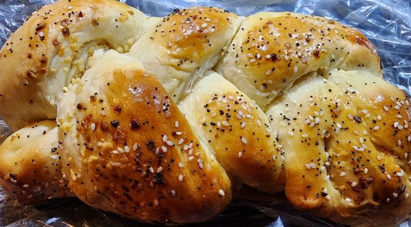 If this Garlic Stuffed Challah had arms and legs, I would marry it!!