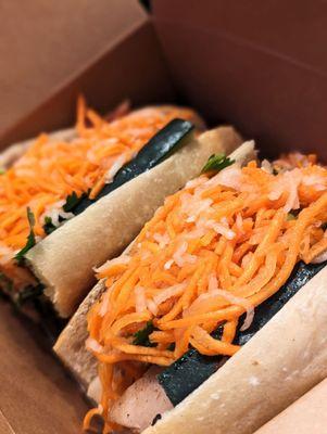 Lemongrass chicken bánh mì