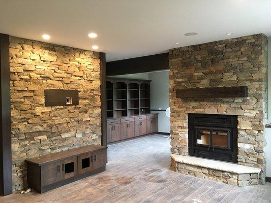 Mississippi Valley Masonry installs this dry stack natural stone veneer.