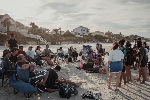 Nosotros somos una comunidad de personas que nos llevamos como una gran familia que crece semanalmente. ¡Únete a nosotros!