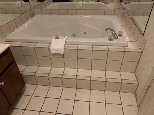 Huge bath tub.