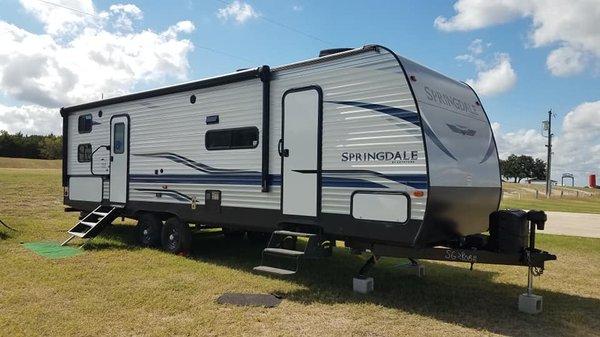 33' Springdale 280BH,   Sleeps 9, 50 amp elec svc, elect awning & tongue jack.  Weight - 7068 lb