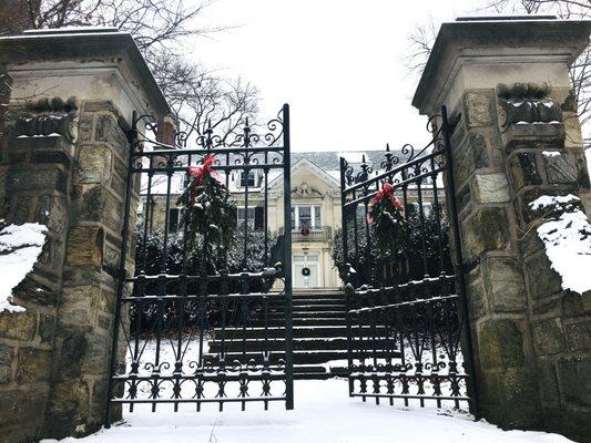 The Mansion on Hampden main entrance on Hampden Blvd.