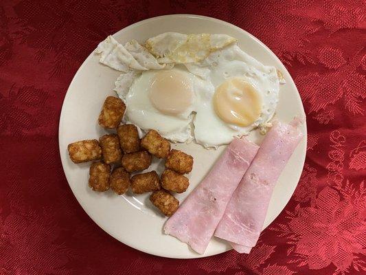 Huevos Fritos con jamón y tater tots