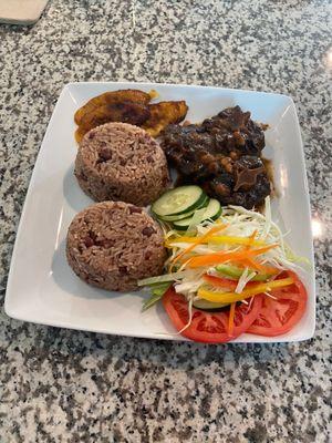 Rice and peas with oxtail and veg #jamaica #dinner #jamaicaindependence #goodfood #newbern #islandfyah