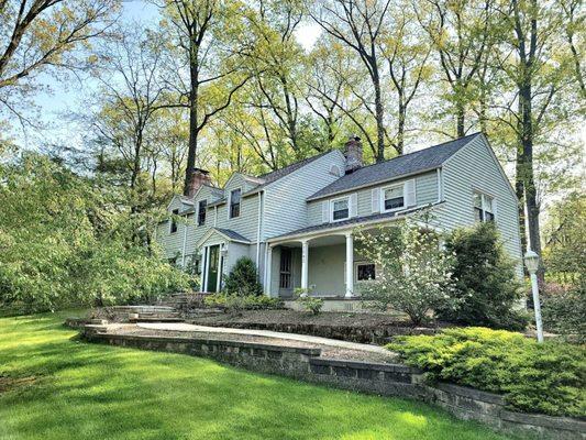 Transformed this stunning home using Atlas Roofing - Shingles color hearthstone  #eagleeyeroofing #roofing #shingles #atlas #hearthstone #