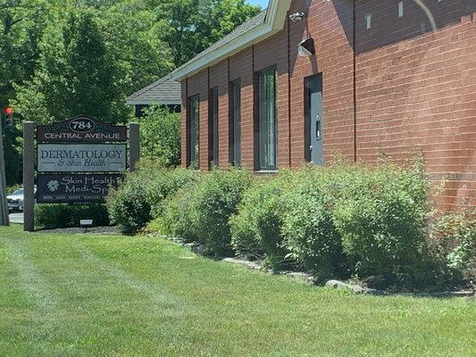 Front of the building, street view....entrance is in the back.