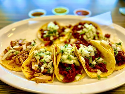 Taco's de carnitas, de al pastor, de chorizo y de chicharron.  Taco Tuesday!