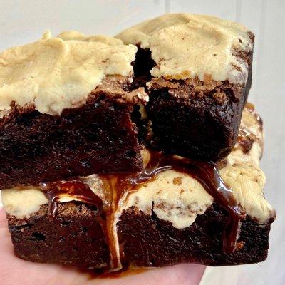 Pb buttercream brownie sammie w/ Pb overload ice cream and chocolate syrup!