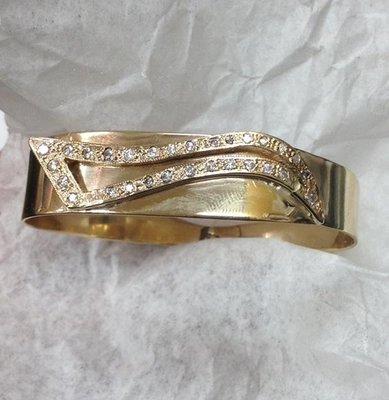 14k yellow gold ladies bangle with 0.75ct in diamonds