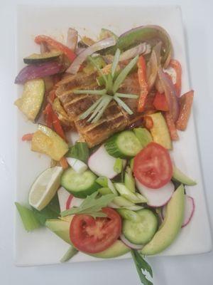 Delicioso salmon al vapor con ensalada de vegetales