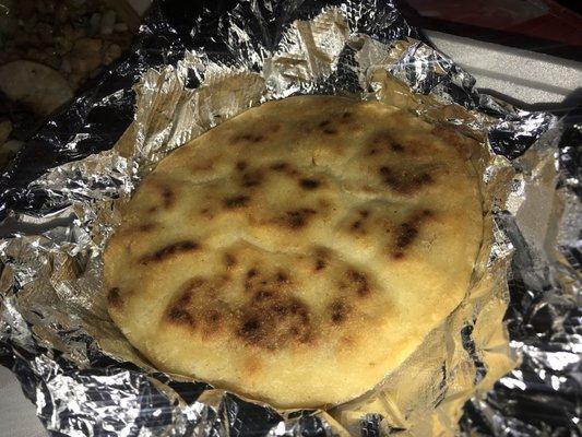 Frijoles y queso pupusa