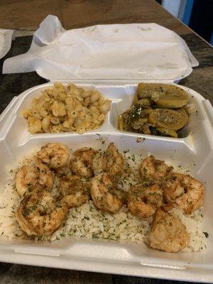 Grilled shrimp dinner with Mac'n'cheese and zucchini