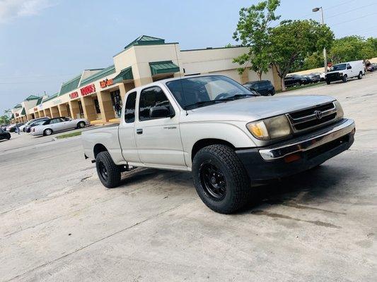 ProComp lift installed on XDseries wheels and Cooper at tires