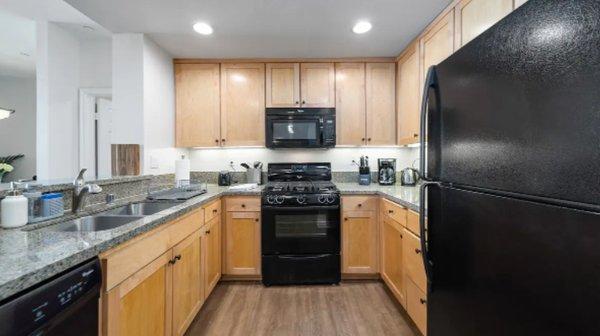 Monthly Luxurious Apartment rental in Sherman Oaks 
(Kitchen)