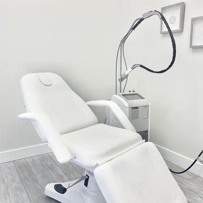 Board Certified Dr. Scott Rapp non-surgical treat room.