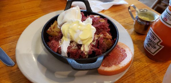 Corned beef hash benedict