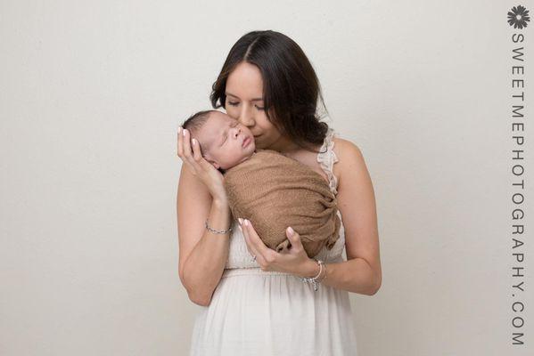 Sacramento in-home newborn baby photographer. Newborn baby photography in the comfort and convenience of your home.