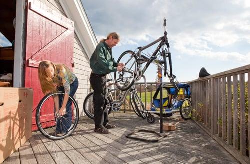 Jamie & Peter building a new Trek Hybrid bike