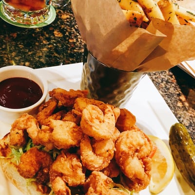 Shrimp po'boy at the Pub