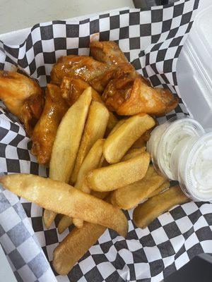 Buffalo wings with fries