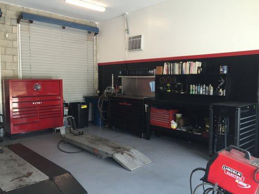 Yes that's an AC unit in the shop area.  Explains why the doors are always closed!