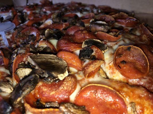 Mushroom pepperoni pizza