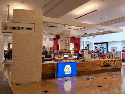 Auntie Anne's Kiosk at Franklin Park Mall