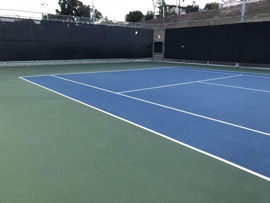 Really well maintained clean courts!